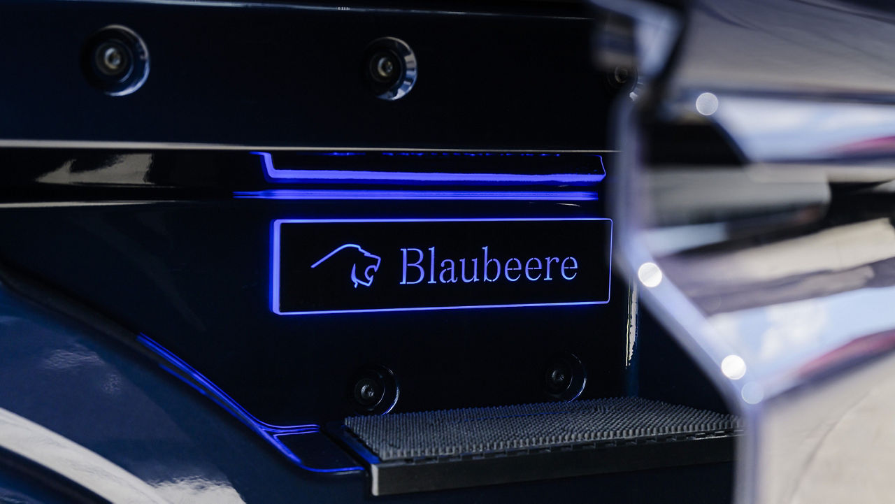 Das Schild von MAN Individual zeigt den Namen des MAN Lkw: Blaubeere
